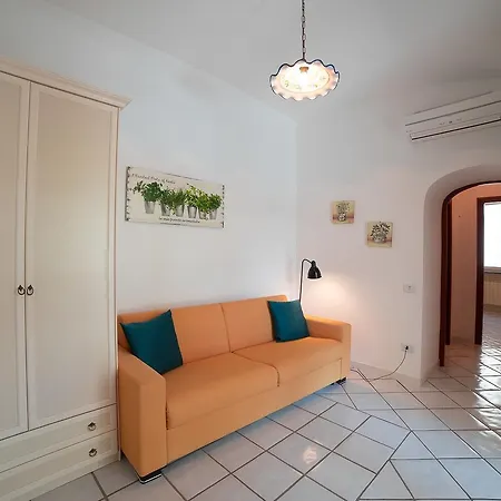 לינה וארוחת בוקר Mimi 3*