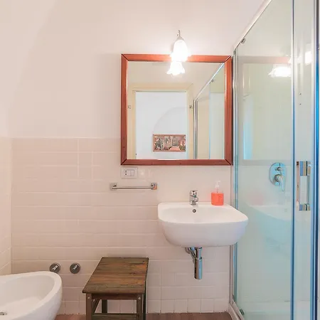 לינה וארוחת בוקר Mimi 3*